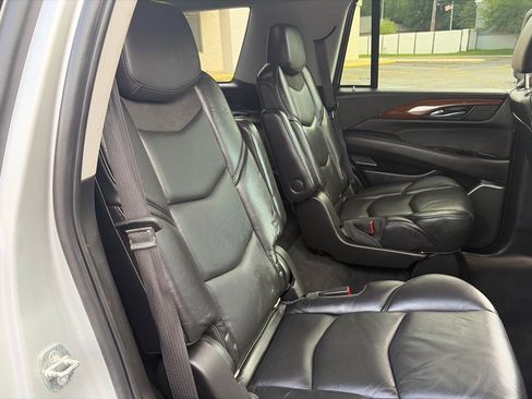 Used 2018 Cadillac Escalade Luxury AWD/4WD image 32