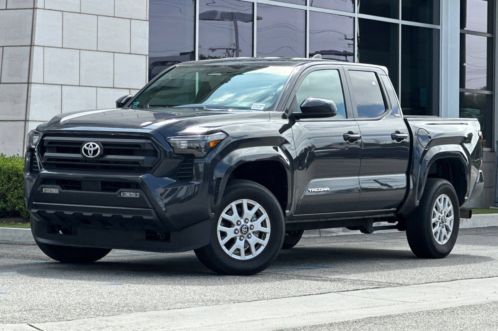 Used 2025 Toyota Tacoma SR5 AWD/4WD image 8