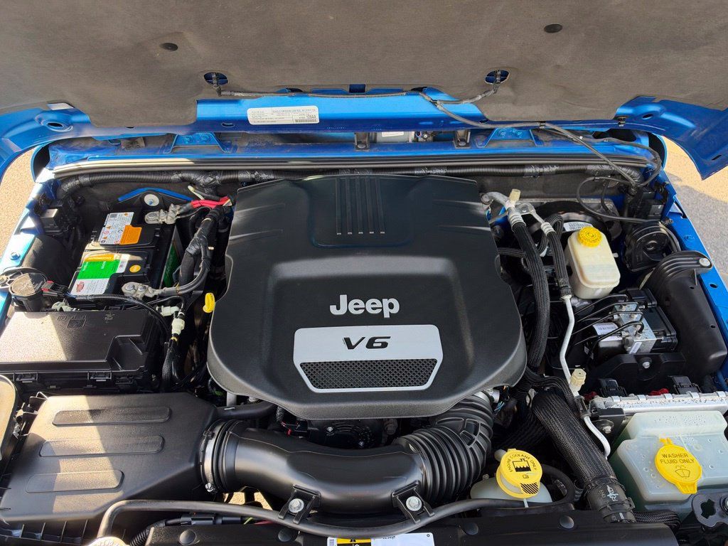 Used 2015 Jeep Wrangler Unlimited Rubicon w/ Connectivity Group AWD/4WD image 16
