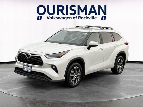 Used 2023 Toyota Highlander XLE AWD/4WD image 2