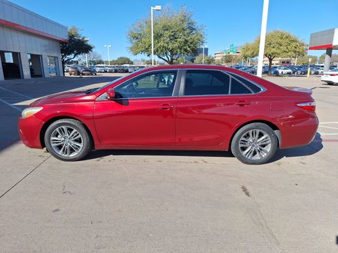Used 2017 Toyota Camry SE image 3