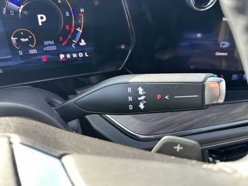 Certified 2025 Chevrolet Suburban Premier image 28