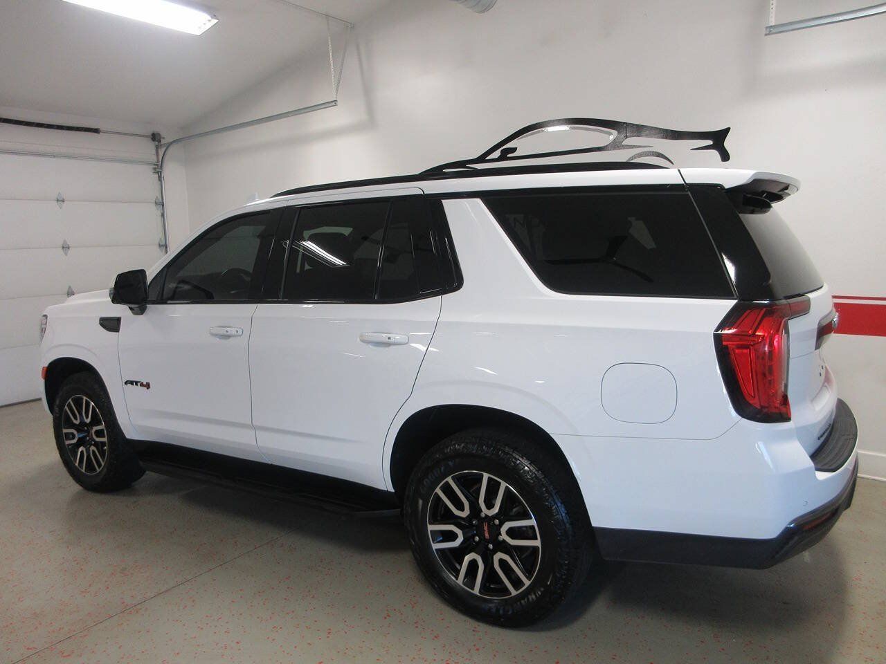 Used 2024 GMC Yukon AT4 w/ Technology Package AWD/4WD image 3