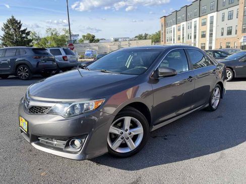 Used 2014 Toyota Camry SE w/ Moonroof Package FWD image 3