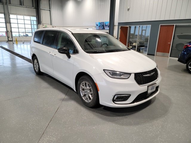 Used 2024 Chrysler Pacifica Touring-L FWD image 1