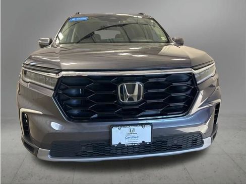 Certified 2023 Honda Pilot Touring image 3