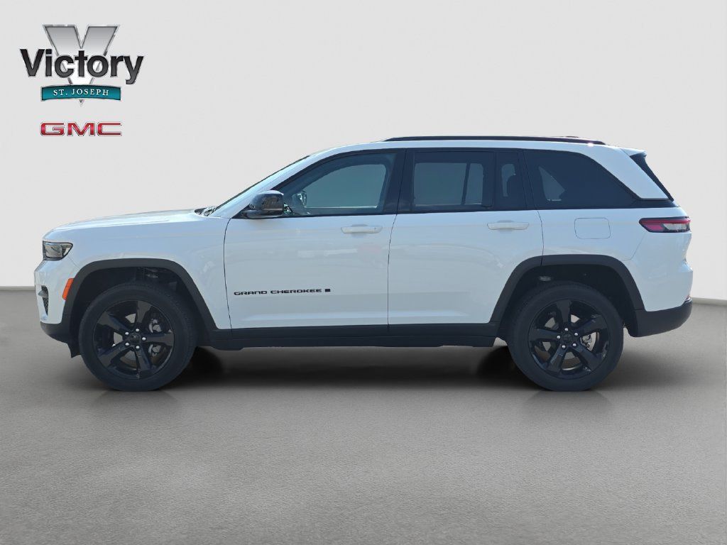 Used 2024 Jeep Grand Cherokee Altitude AWD/4WD image 6