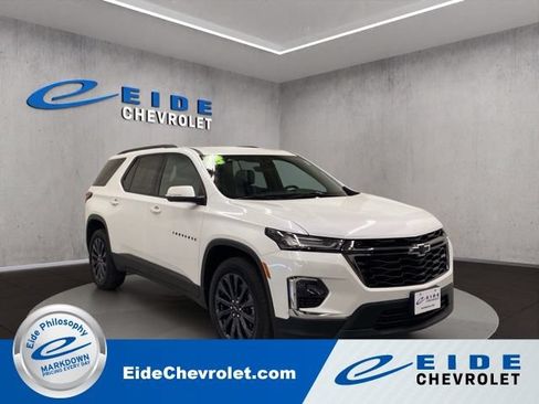 Used 2023 Chevrolet Traverse RS FWD image 1