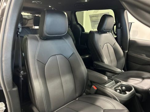 New 2027 Chrysler Pacifica Select FWD image 36