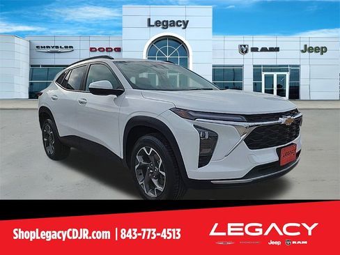 Used 2024 Chevrolet Trax LT image 1