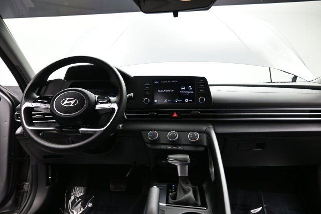 Used 2025 Hyundai Elantra SE FWD image 21