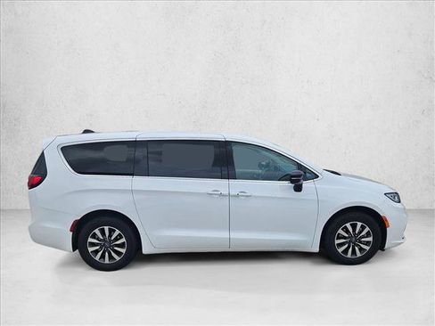 Used 2024 Chrysler Pacifica Limited FWD image 4