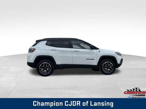 Used 2025 Jeep Compass Trailhawk AWD/4WD image 7