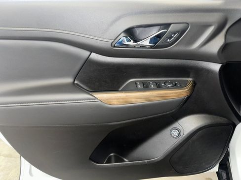 Certified 2023 GMC Acadia SLE w/ Driver Convenience Package image 4