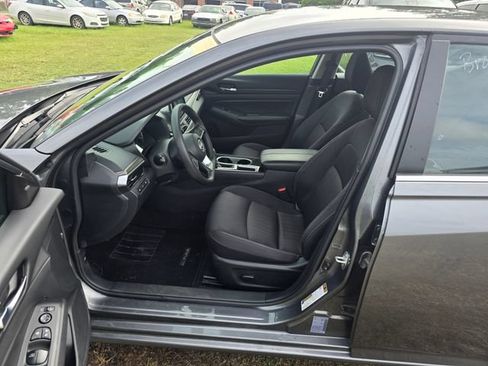 Used 2024 Nissan Altima 2.5 SV FWD image 13
