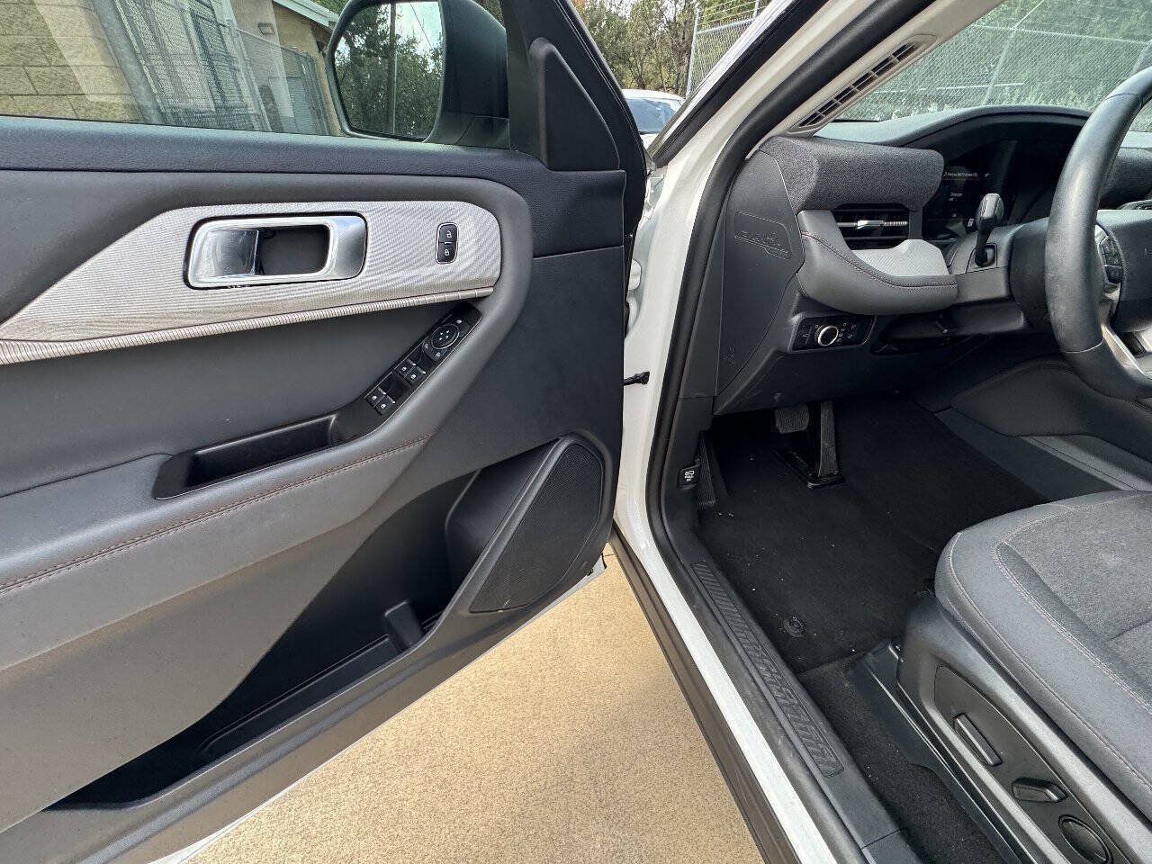 Used 2025 Ford Explorer Active RWD image 41