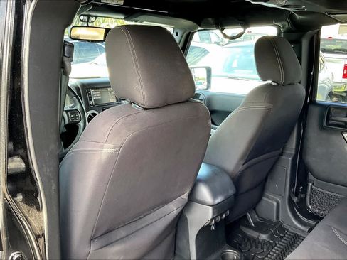 Used 2017 Jeep Wrangler Unlimited Sahara w/ Connectivity Group AWD/4WD image 12