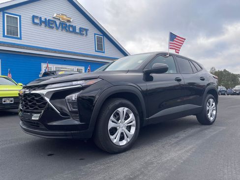 Used 2025 Chevrolet Trax LS image 3