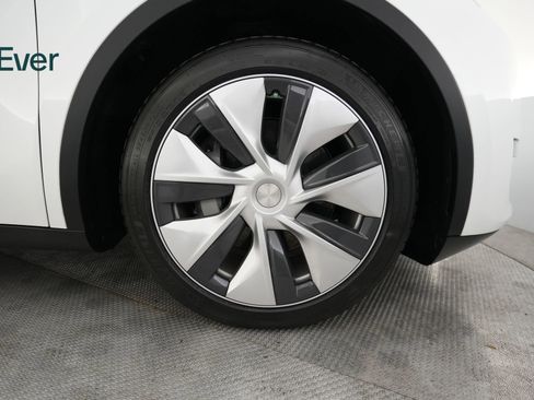 Used 2024 Tesla Model Y Long Range AWD/4WD image 20