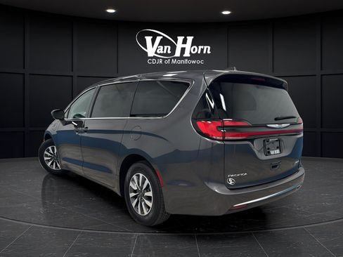 Used 2022 Chrysler Pacifica Touring-L FWD image 7