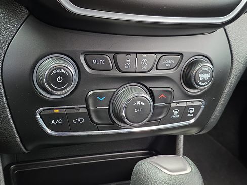 Used 2019 Jeep Cherokee Latitude w/ Popular Appearance Group AWD/4WD image 19