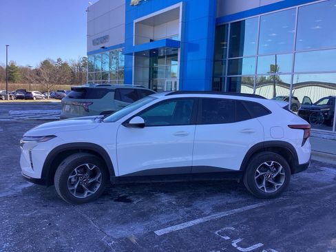 Used 2025 Chevrolet Trax LT w/ LT Convenience Package image 4