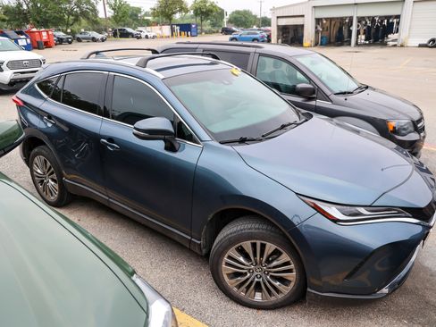 Used 2024 Toyota Venza XLE AWD/4WD image 6