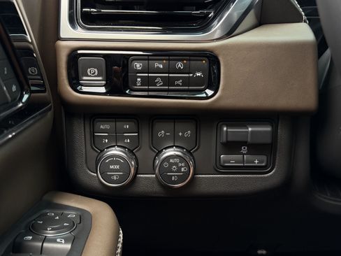 Used 2025 GMC Yukon Denali Ultimate AWD/4WD image 28