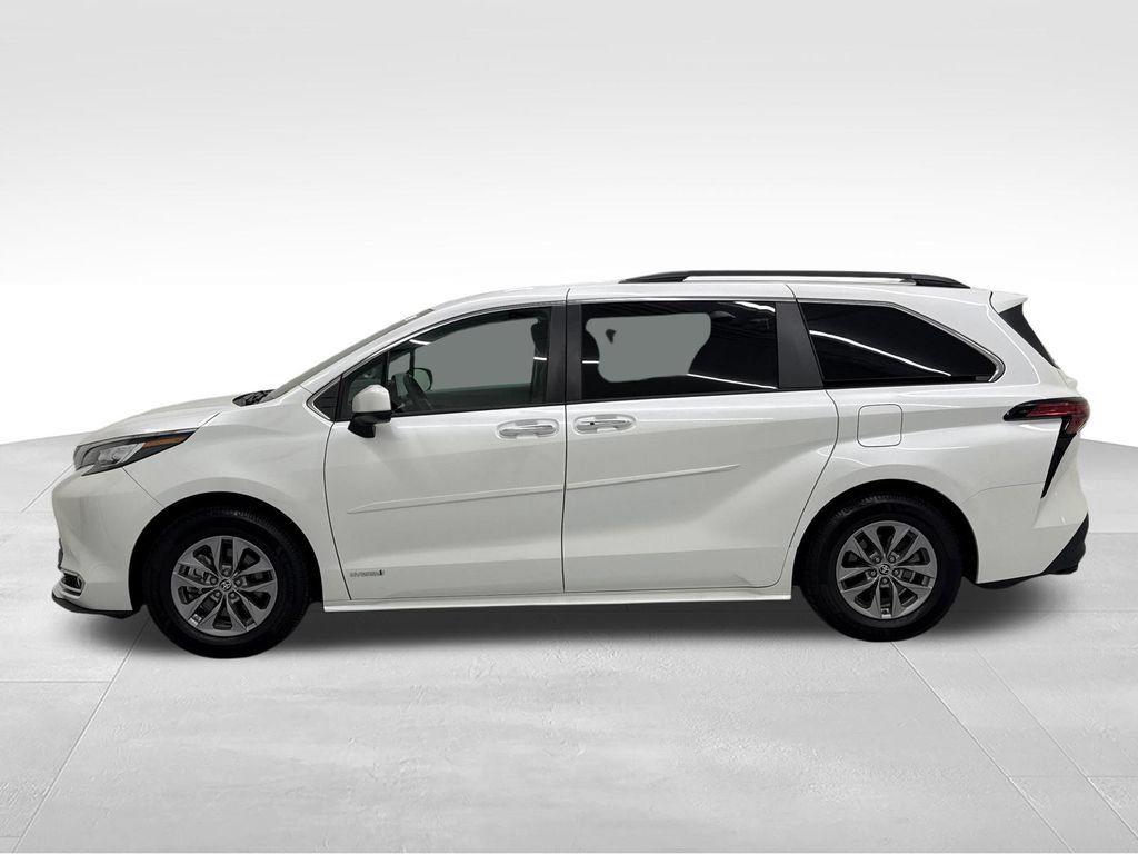 Used 2021 Toyota Sienna XLE w/ XLE Plus Package FWD image 3