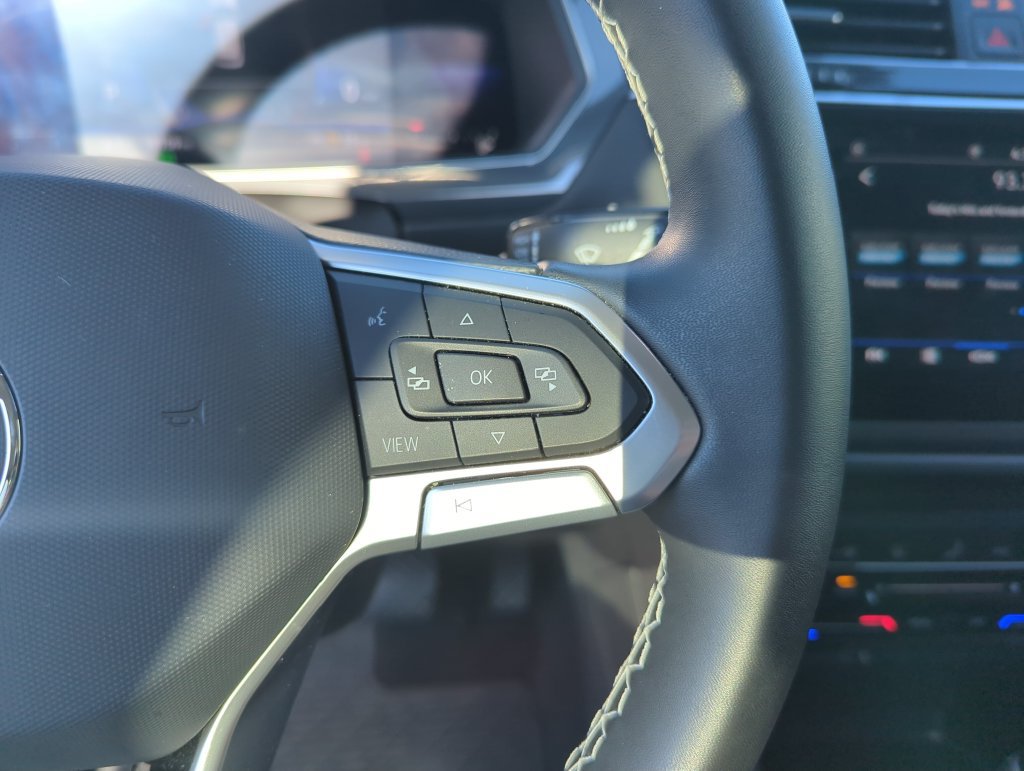 Used 2023 Volkswagen Tiguan SE w/ Panoramic Sunroof Package FWD image 21