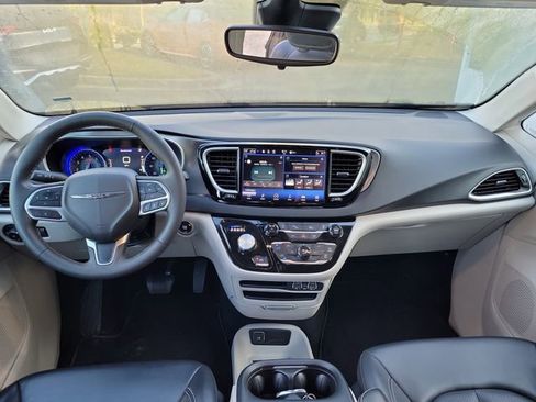 Used 2023 Chrysler Pacifica Touring-L image 27