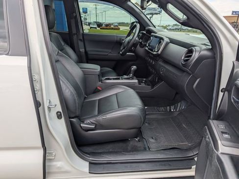 Used 2021 Toyota Tacoma TRD Sport w/ Technology Package AWD/4WD image 3