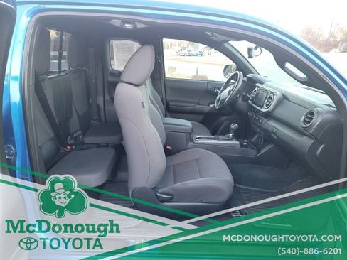 Used 2016 Toyota Tacoma TRD Sport image 22