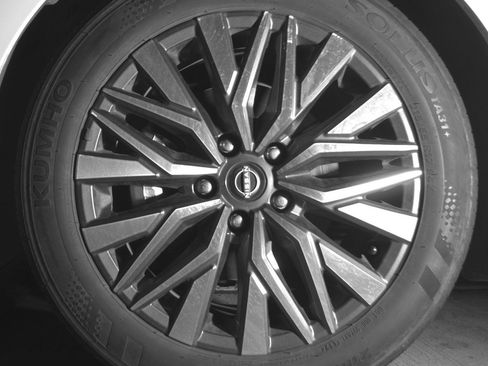 Used 2025 Nissan Altima 2.5 SV FWD image 12