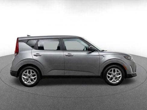 Used 2025 Kia Soul LX w/ LX Technology Package FWD image 11