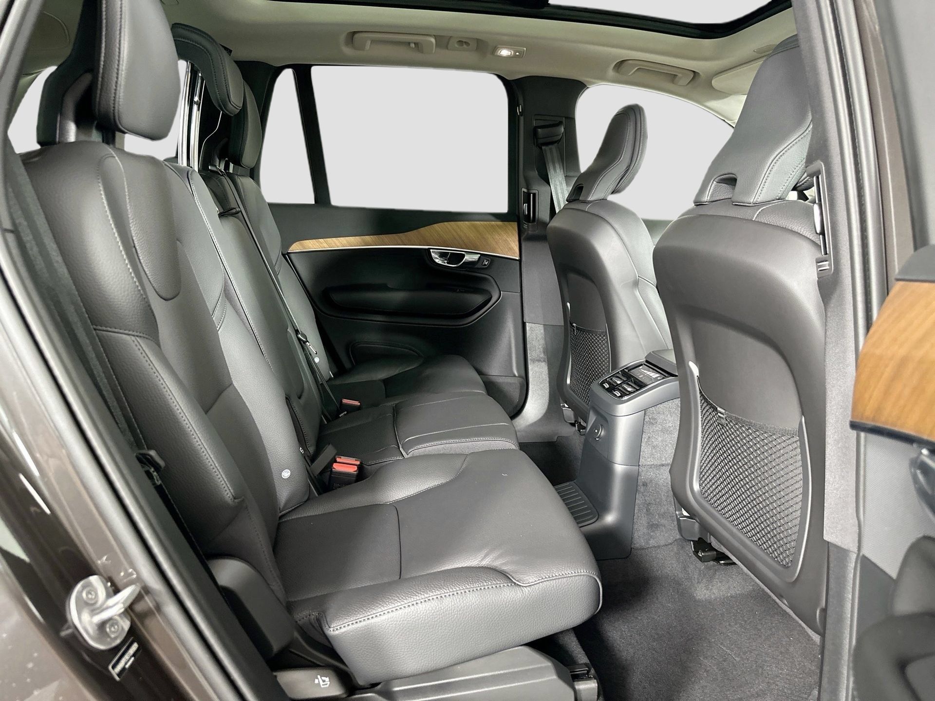 Certified 2025 Volvo XC90 T8 Plus w/ Protection Package Premier AWD/4WD image 18
