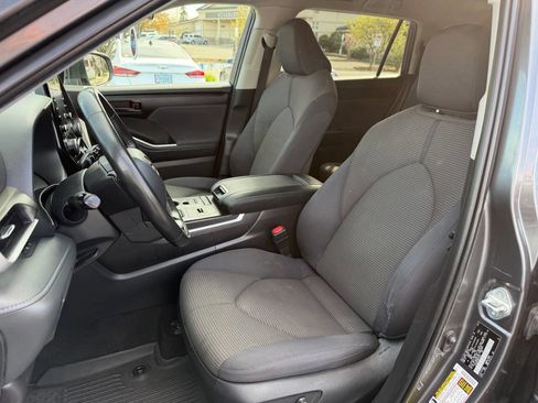 Used 2022 Toyota Highlander LE image 7