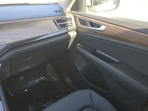 Used 2025 Volkswagen Atlas SE image 18