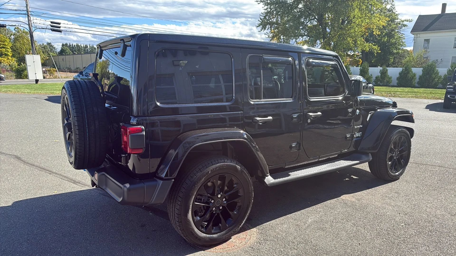 Used 2024 Jeep Wrangler Unlimited Sahara w/ Technology Group AWD/4WD image 7