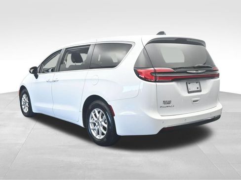 Used 2023 Chrysler Pacifica Touring-L FWD image 4