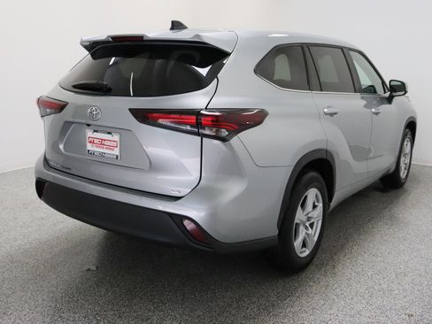 Certified 2025 Toyota Highlander LE FWD image 7