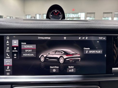 Used 2018 Porsche Panamera RWD image 77