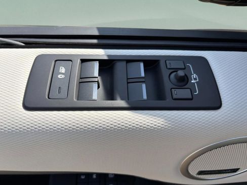 Certified 2025 Land Rover Discovery Dynamic SE image 36