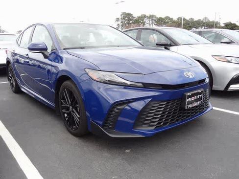 Used 2025 Toyota Camry SE image 3