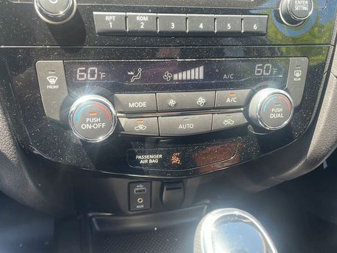 Used 2017 Nissan Rogue SV AWD/4WD image 16