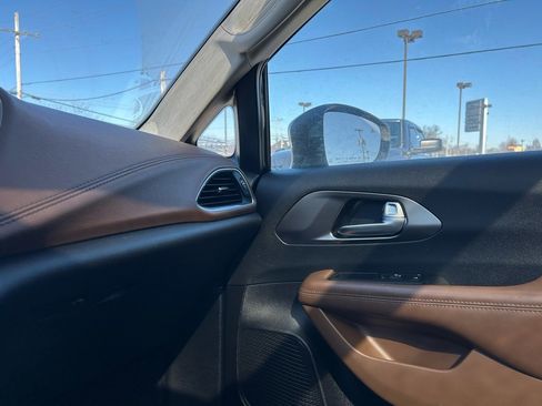 Used 2017 Chrysler Pacifica Limited w/ Advanced Safetytec Group image 26