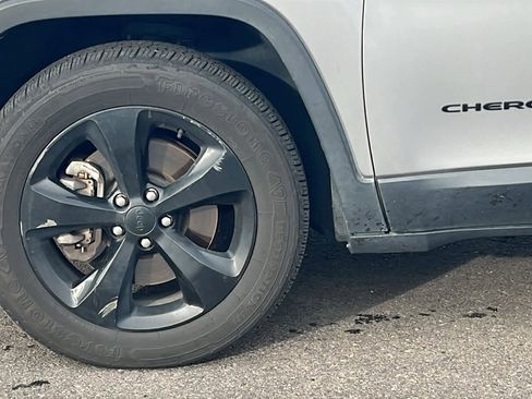 Used 2018 Jeep Cherokee Latitude w/ Altitude Package image 9