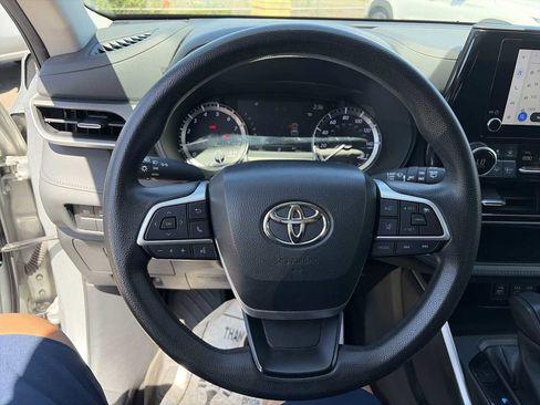 Used 2023 Toyota Highlander L FWD image 11