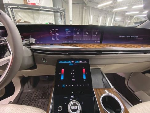 Used 2025 Cadillac Escalade Sport Platinum image 13