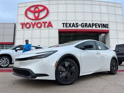 New 2026 Toyota Prius LE image 2